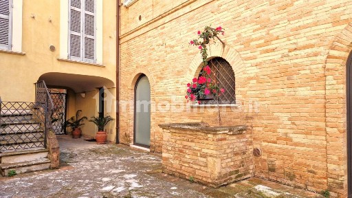 Chieti, Salita Santa Chiara, 8