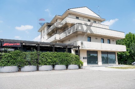 Lallio, Via Provinciale, 13/15