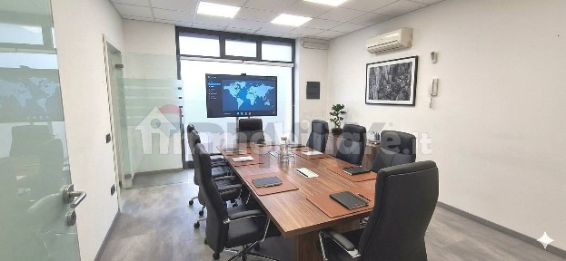 Locale commerciale con laboratorio in Vendita