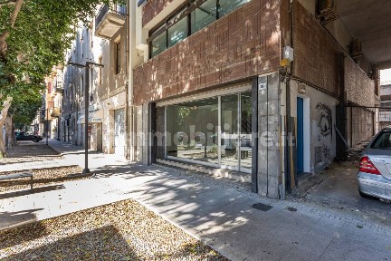 Locale commerciale in Vendita