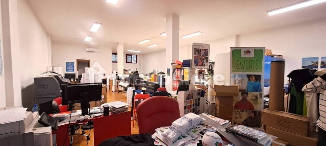 Locale commerciale in Vendita