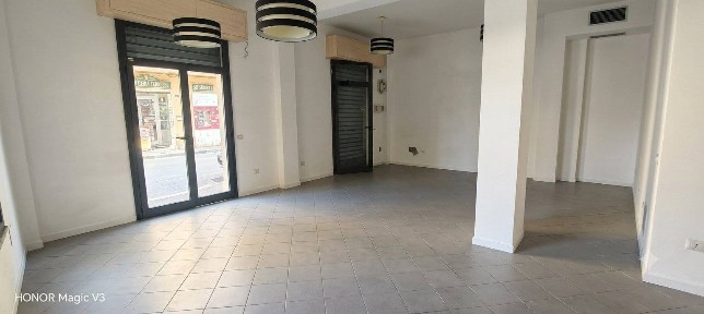 Locale commerciale in Vendita