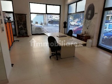 Locale commerciale in Vendita