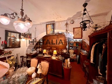 Locale commerciale in Vendita