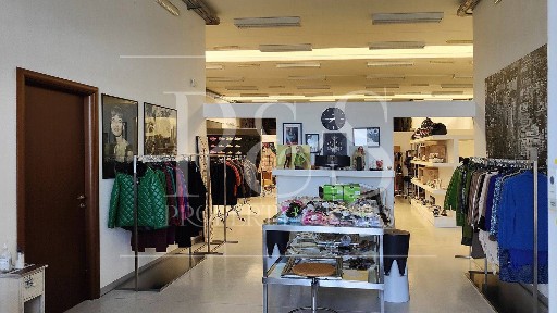 Locale commerciale in Vendita