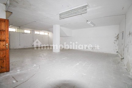 Locale commerciale con laboratorio in Vendita