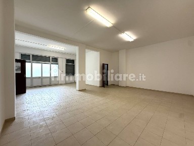 Locale commerciale in Vendita