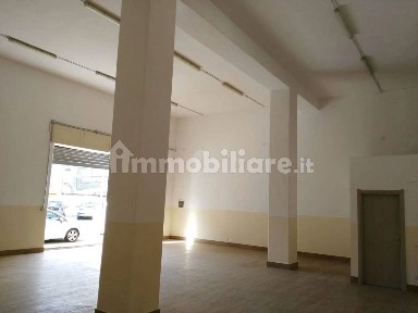 Locale commerciale in Vendita