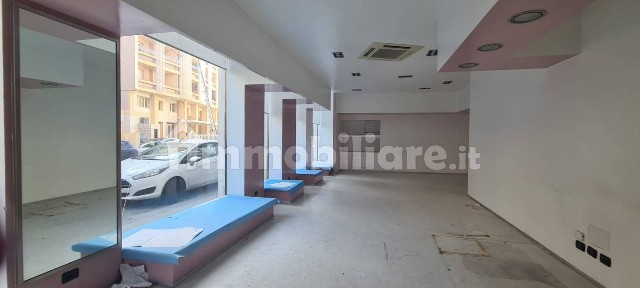 Locale commerciale in Vendita