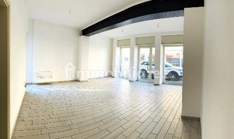Locale commerciale in Vendita