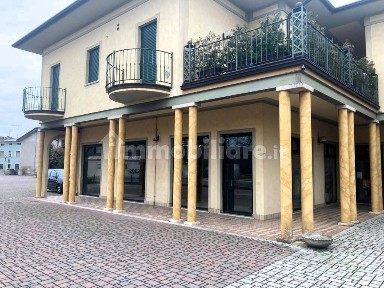 Locale commerciale in Vendita
