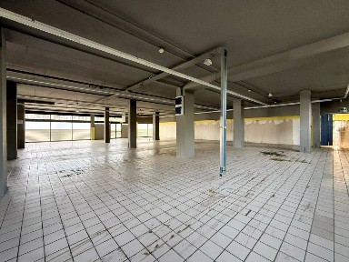 Locale commerciale in Vendita