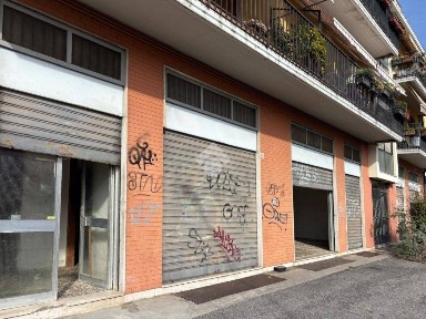 Locale commerciale in Vendita