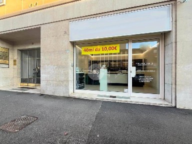 Locale commerciale in Vendita