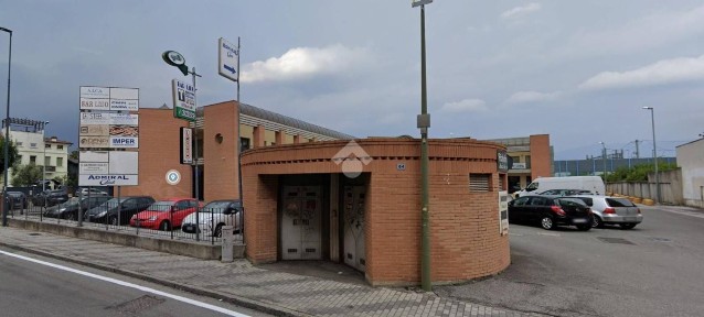 Locale commerciale in Vendita