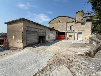 Locale commerciale in Vendita