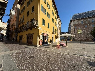 Locale commerciale in Vendita