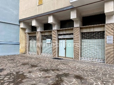 Locale commerciale in Vendita