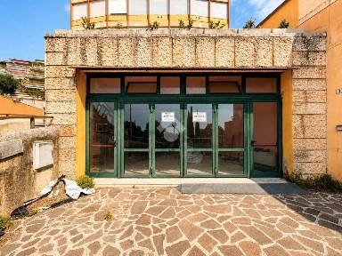 Locale commerciale in Vendita