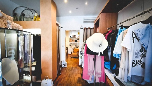 Negozio di abbigliamento in Vendita