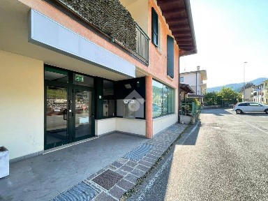 Locale commerciale in Vendita
