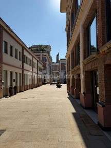 Locale commerciale in Vendita