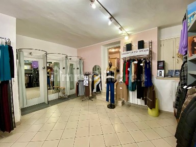 Negozio di abbigliamento in Vendita