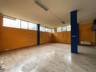 Locale commerciale in Vendita