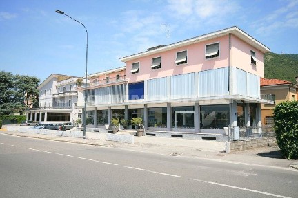 Locale commerciale in Vendita