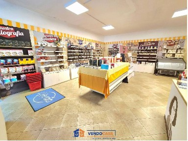 Locale commerciale in Vendita