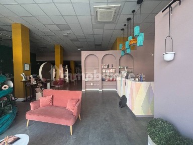 Locale commerciale in Vendita