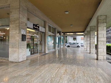 Locale commerciale in Vendita