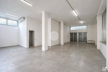 Locale commerciale in Vendita