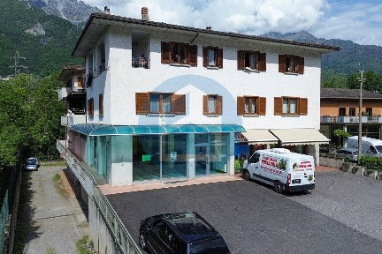Locale commerciale in Vendita
