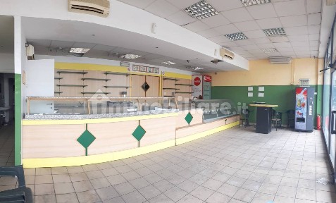 Locale commerciale in Vendita