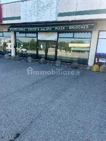 Locale commerciale in Vendita