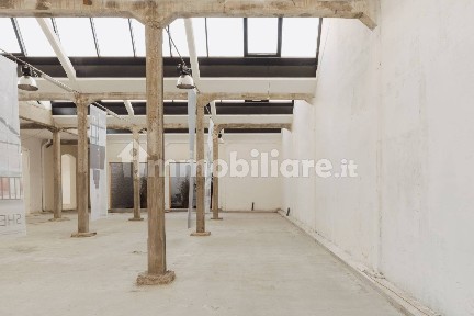 Locale commerciale in Vendita