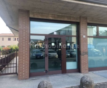 Locale commerciale in Vendita