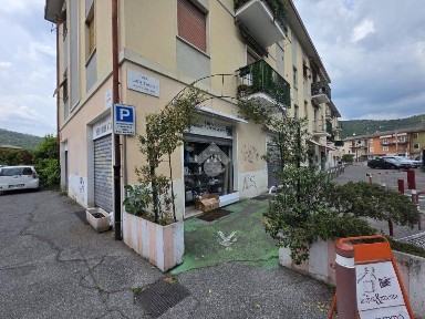 Locale commerciale in Vendita