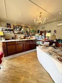 Locale commerciale in Vendita