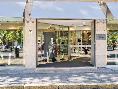 Locale commerciale in Vendita