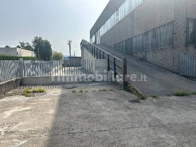 Capannone in Affitto