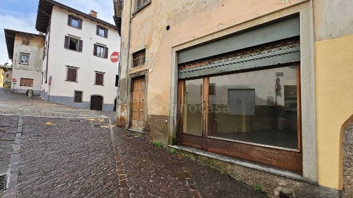 Locale commerciale in Vendita