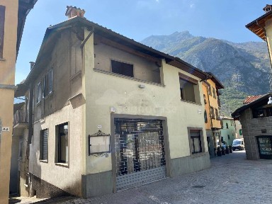 Locale commerciale in Vendita