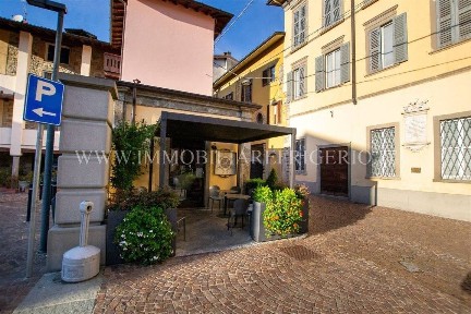 Caprino Bergamasco, via Roma, 1