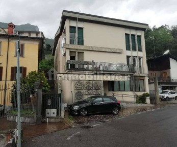 Locale commerciale in Vendita