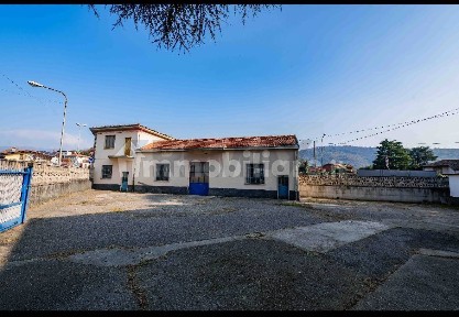 Locale commerciale in Vendita