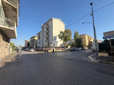 Trilocale via ugo foscolo 28, Aversa
