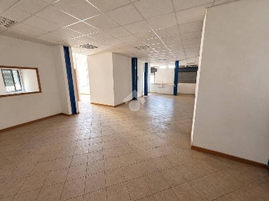 Locale commerciale in Affitto