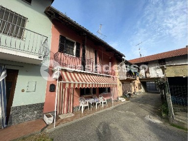Villa a schiera via Massimo d'Azeglio 22, Bianzè